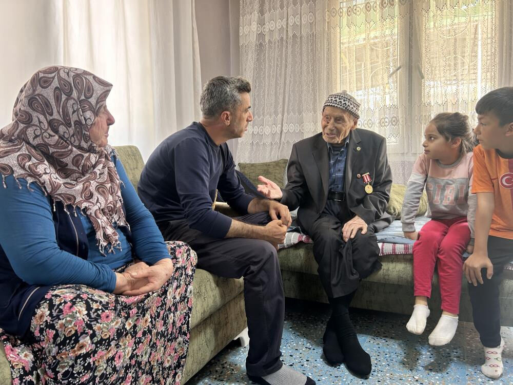 Torununun torununu gördü! Kore gazisi Derviş dede her gün mezara gidiyor... - 2. Resim