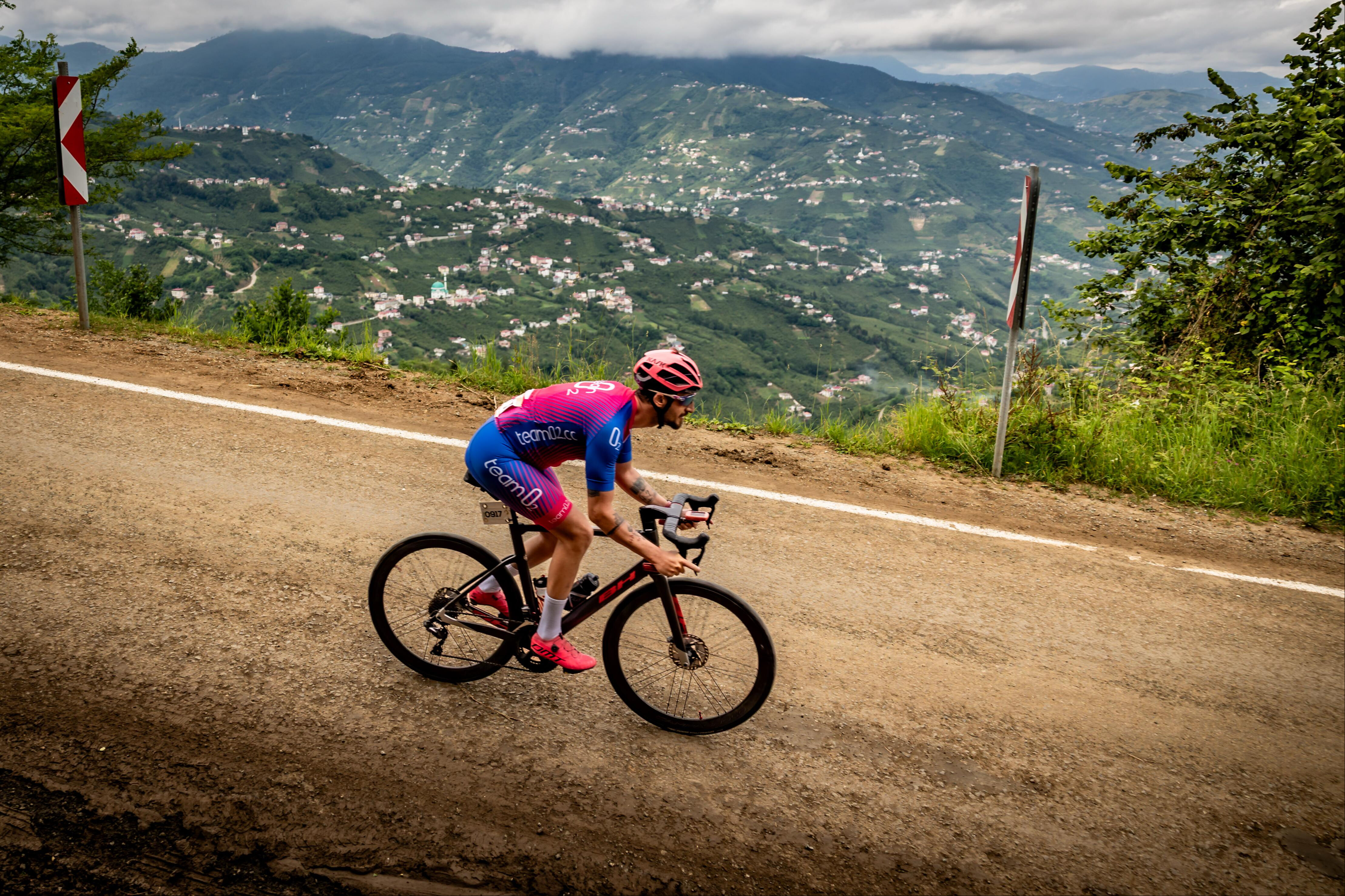 Trabzon&rsquo;da ilk kez d&uuml;zenlenen Gran Fondo Bisiklet Yarışı herkesi b&uuml;y&uuml;ledi - 1. Resim