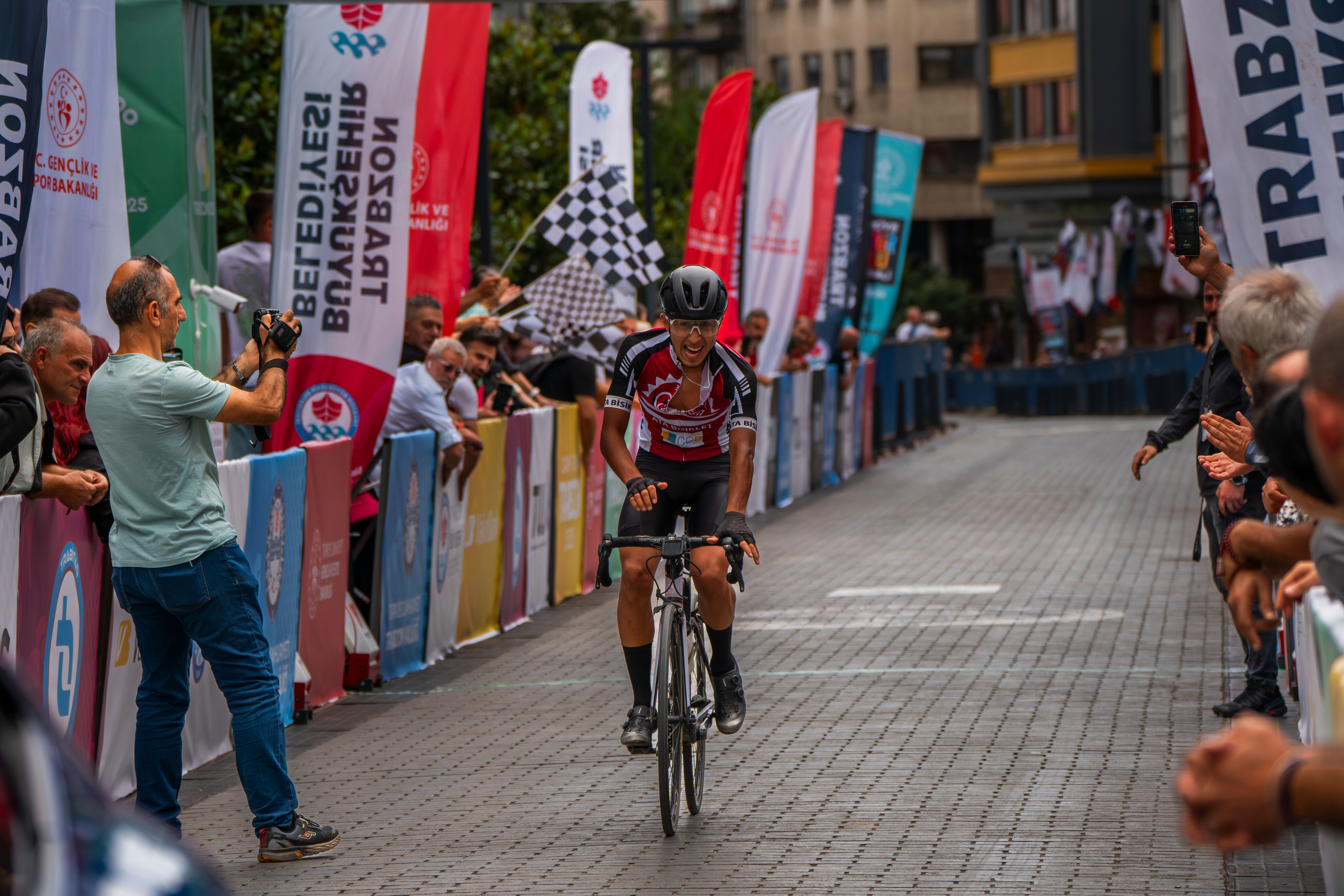 Trabzon&rsquo;da ilk kez d&uuml;zenlenen Gran Fondo Bisiklet Yarışı herkesi b&uuml;y&uuml;ledi - 4. Resim
