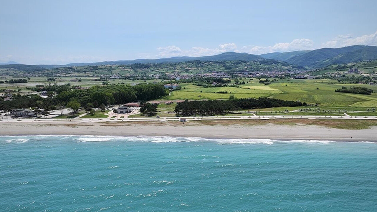 Türkiye'de ama çoğu kişi bilmiyor! İki şehir arasında gizli kalmış sahil hazinesi: 18 km kumsal ve çam ormanları... - 1. Resim