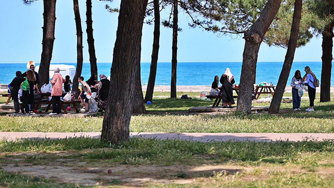 Türkiye'de ama çoğu kişi bilmiyor! İki şehir arasında gizli kalmış sahil hazinesi: 18 km kumsal ve çam ormanları... - 3. Resim