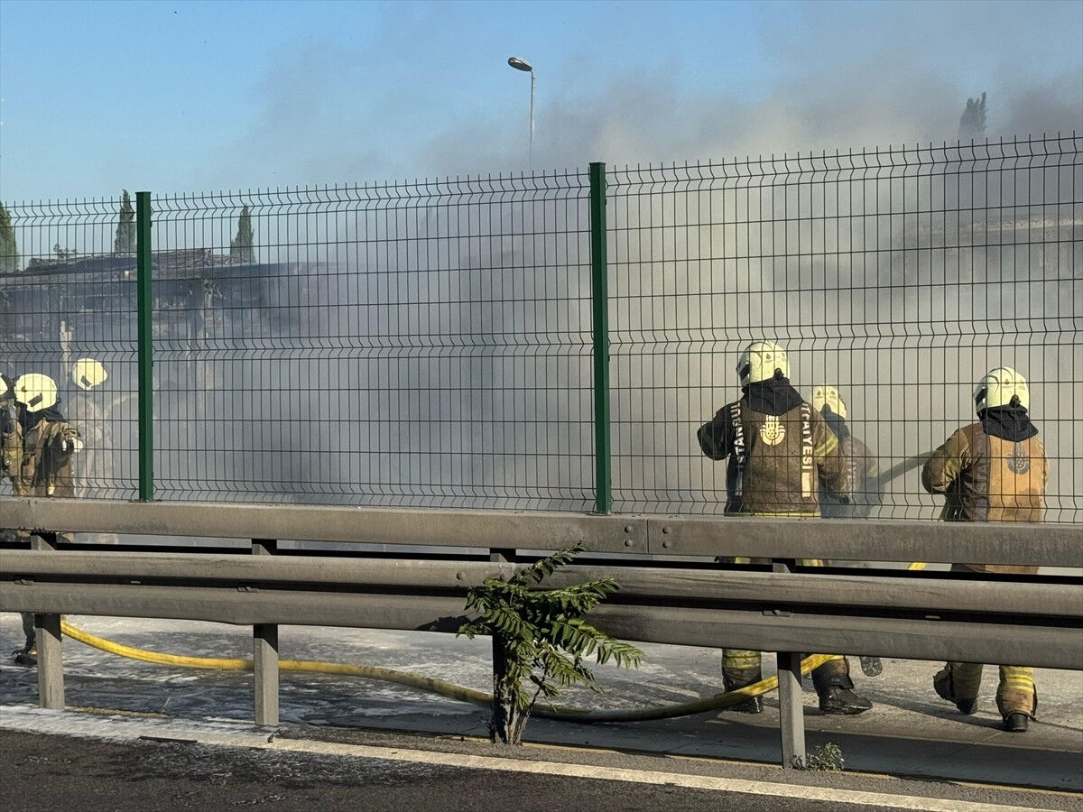 Bakırköy metrobüste neden yangın çıktı? Son dakika metrobüs seferleri durduruldu - 1. Resim