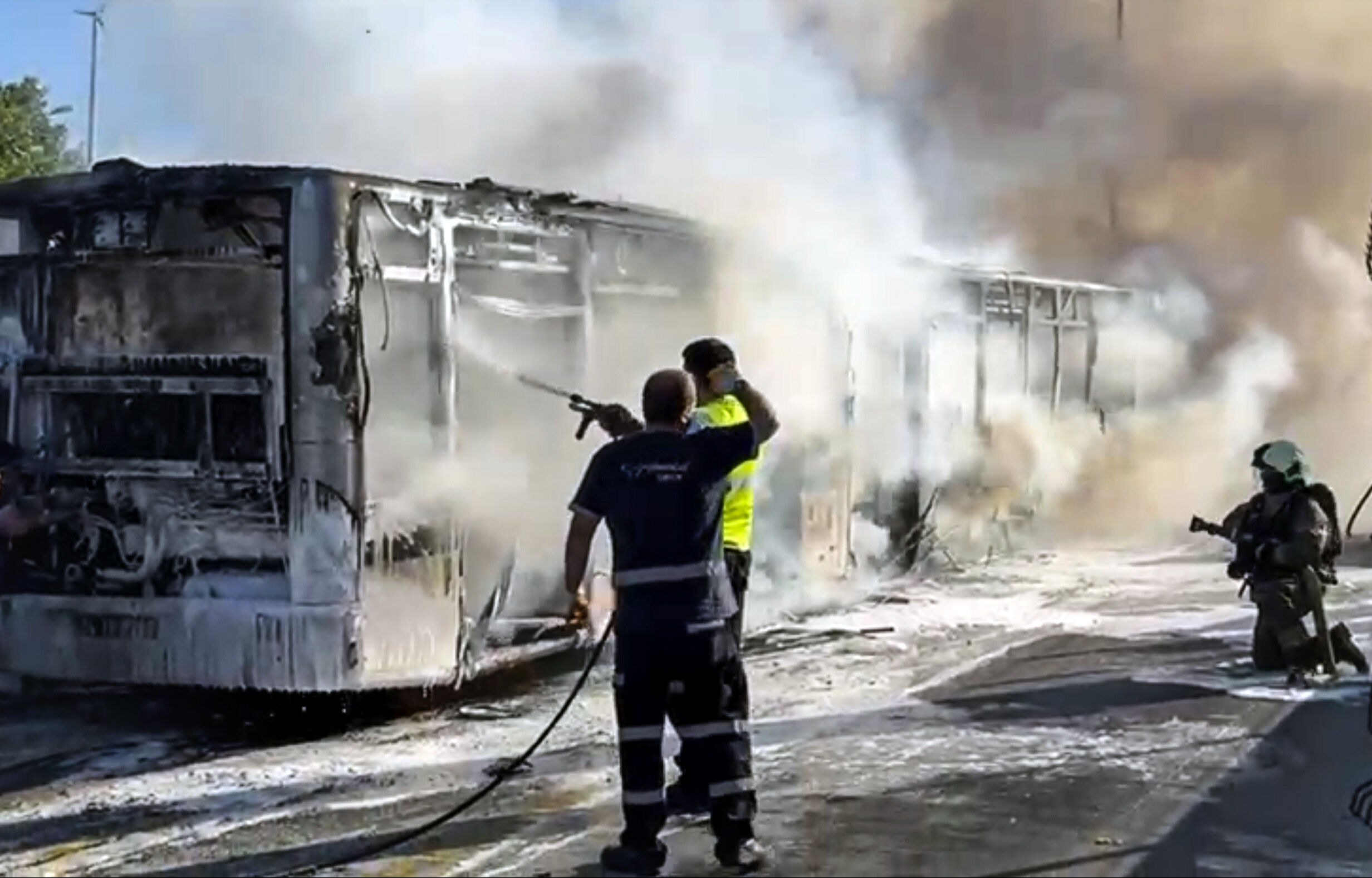 Bakırköy'de korku dolu anlar: Metrobüs alevlere teslim oldu! - 1. Resim
