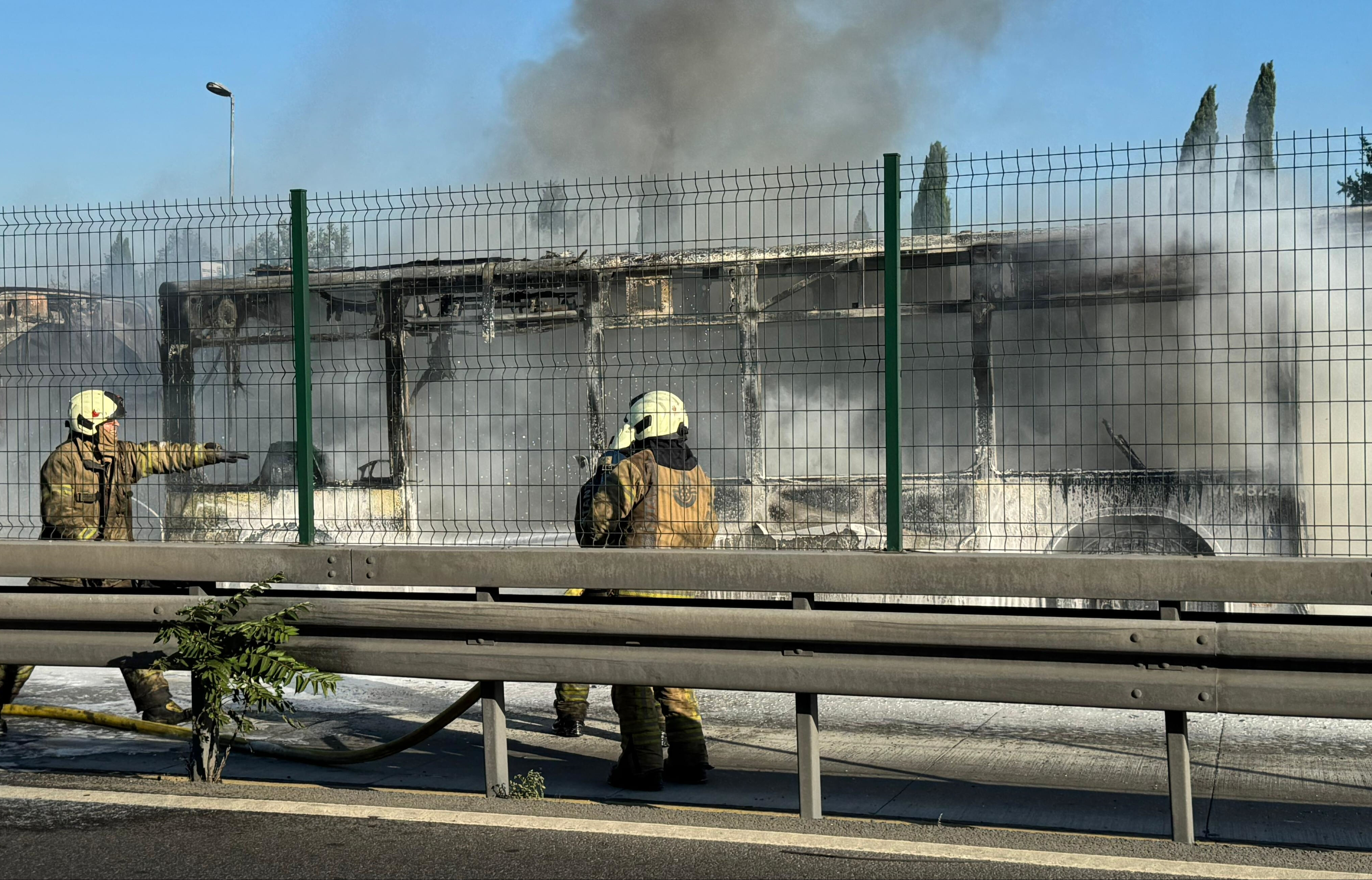 Bakırköy'de korku dolu anlar: Metrobüs alevlere teslim oldu! - 2. Resim