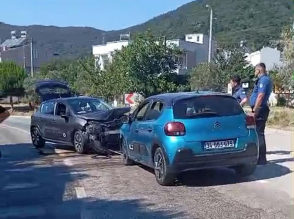 Balıkesir'de 2 araç kafa kafaya çarpıştı: Yaralılar var! Kaza sebebi pes dedirtti - 1. Resim