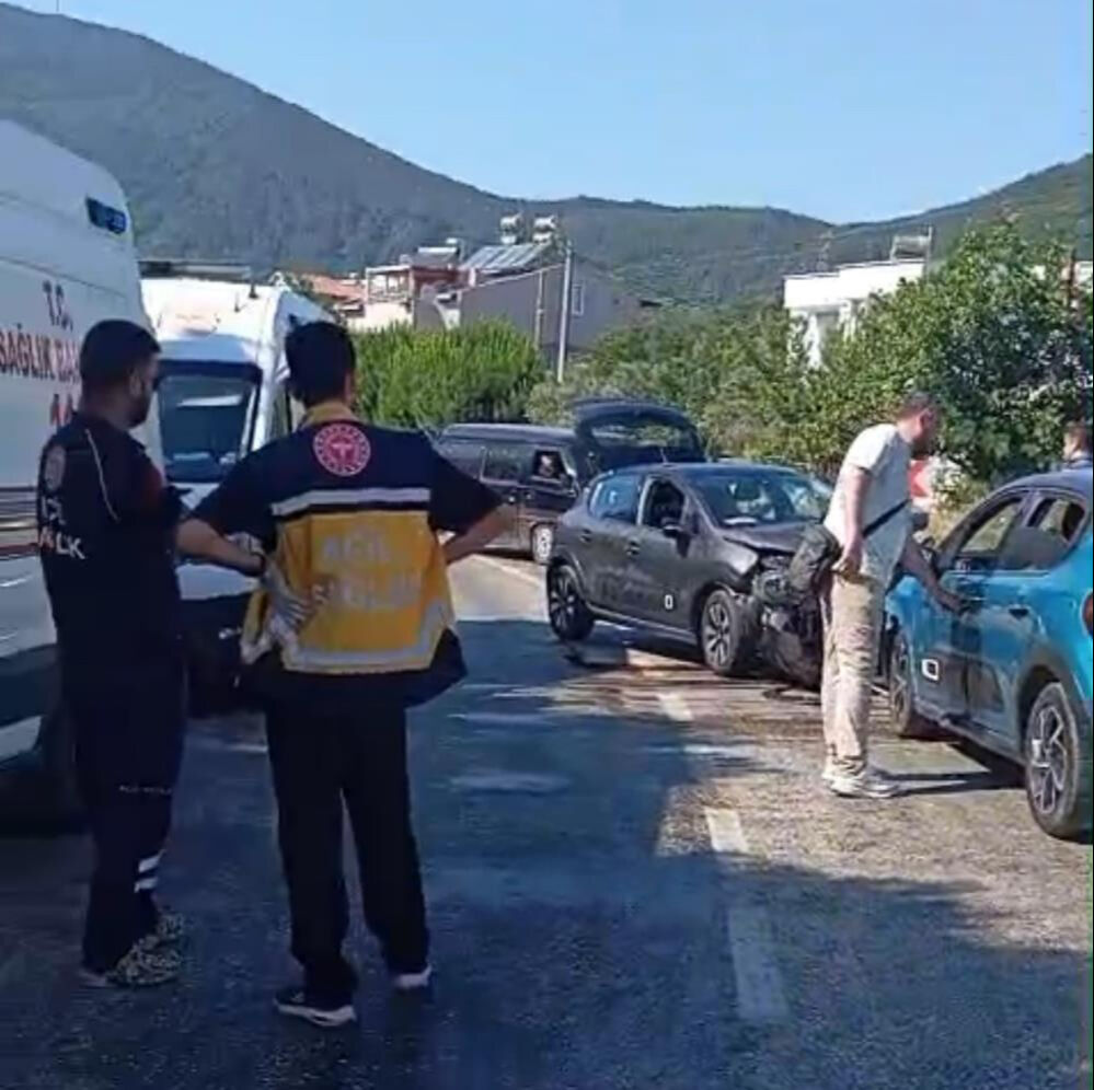 Balıkesir'de 2 araç kafa kafaya çarpıştı: Yaralılar var! Kaza sebebi pes dedirtti - 2. Resim