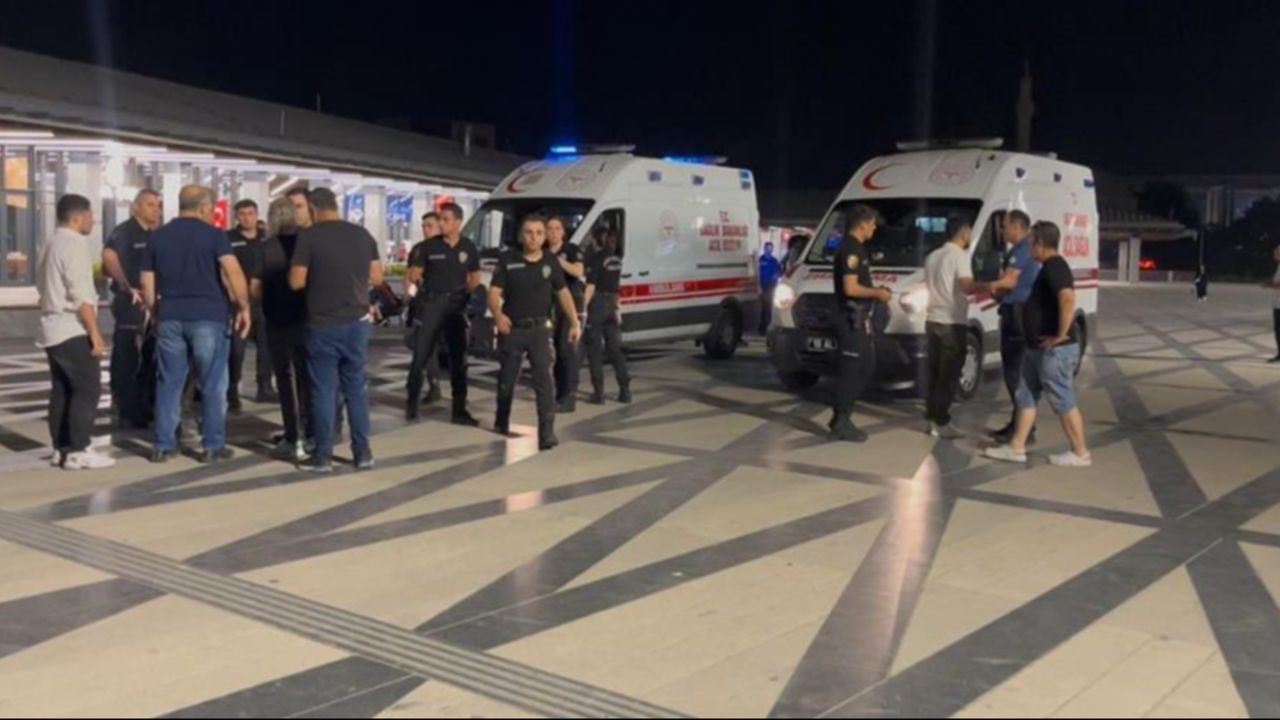 Bursa'da 14 yaşındaki kız çocuğu dehşet saçtı! Ailesini bıçaklayıp... Bursa'da 14 yaşındaki kız çocuğu dehşet saçtı! Ailesini bıçaklayıp...