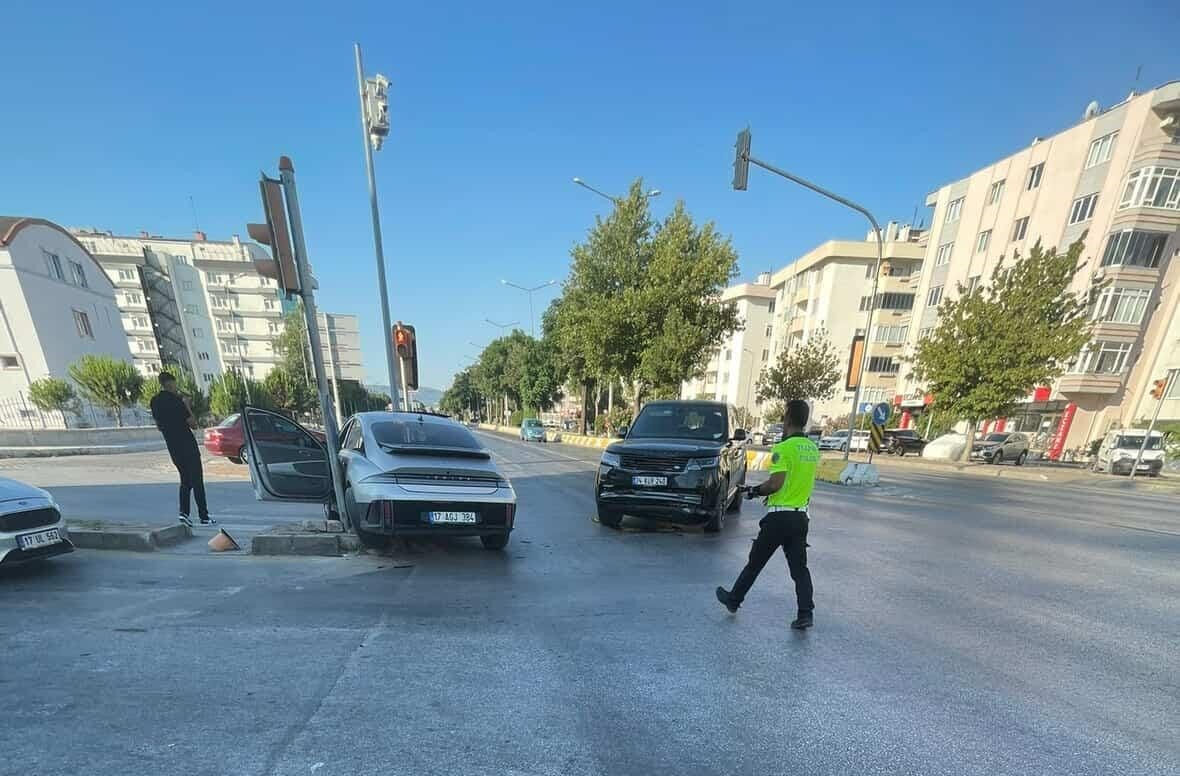 CHP'li vekilin aracı kaza yaptı! Gamze Akkuş İlgezdi dahil 1 kişi yaralandı - 1. Resim