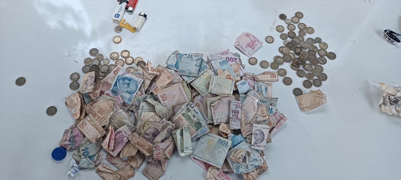 Dilenciye sınır dışı! Üzerinden binlerce TL nakit çıktı, bu kadarı da 'pes' dedirtti - 2. Resim