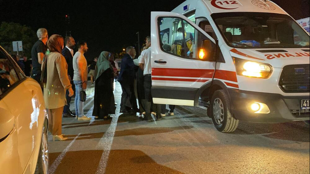 Gelin ve damadın yakınları oyun havası y&uuml;z&uuml;nden birbirine girdi! Salona &ccedil;evik kuvvet girdi: 25 g&ouml;zaltı - 4. Resim