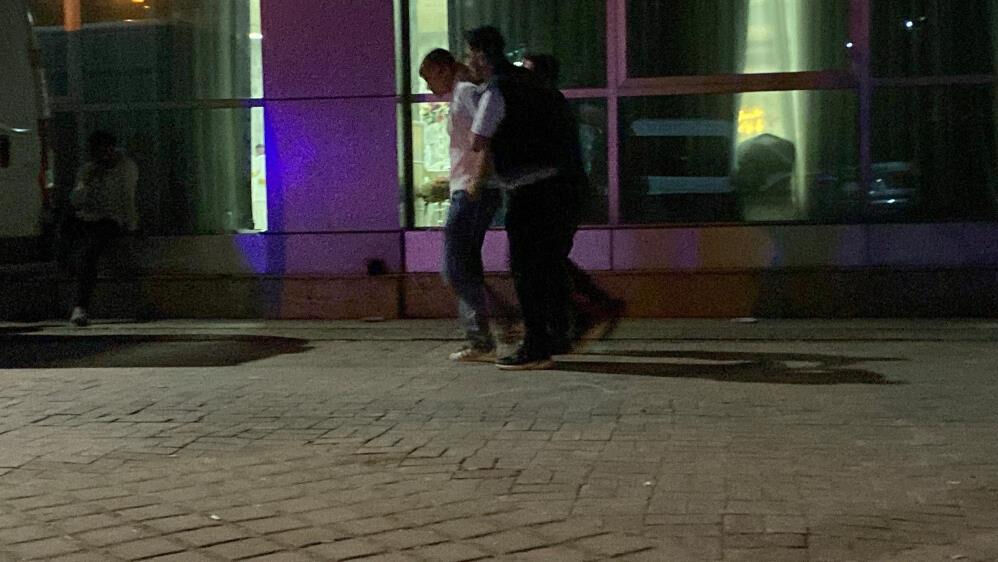 Gelin ve damadın yakınları oyun havası y&uuml;z&uuml;nden birbirine girdi! Salona &ccedil;evik kuvvet girdi: 25 g&ouml;zaltı - 3. Resim