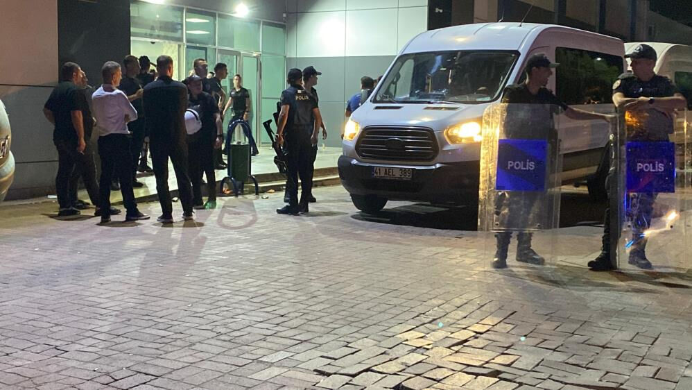 Gelin ve damadın yakınları oyun havası y&uuml;z&uuml;nden birbirine girdi! Salona &ccedil;evik kuvvet girdi: 25 g&ouml;zaltı - 2. Resim