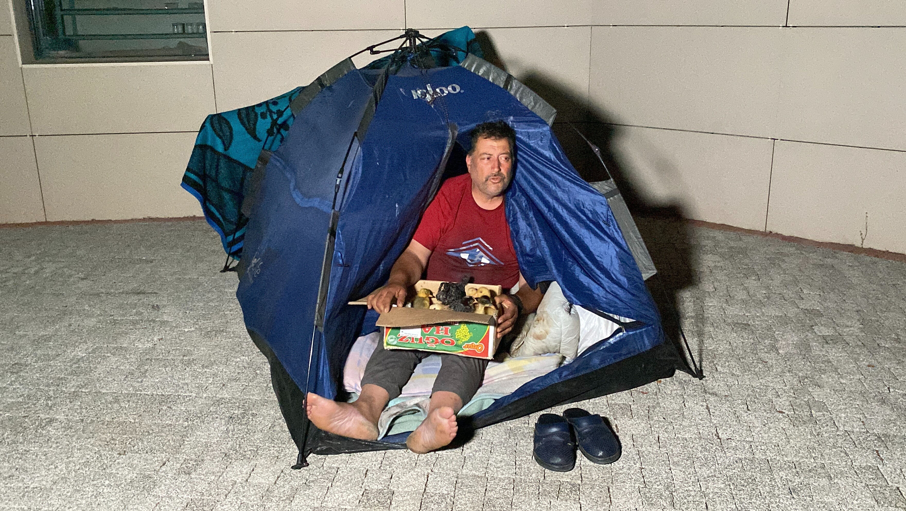 Gören dönüp bir daha bakıyor! 25 yıldır bu şekilde yaşıyor: Tek bir hayali var.... - 1. Resim