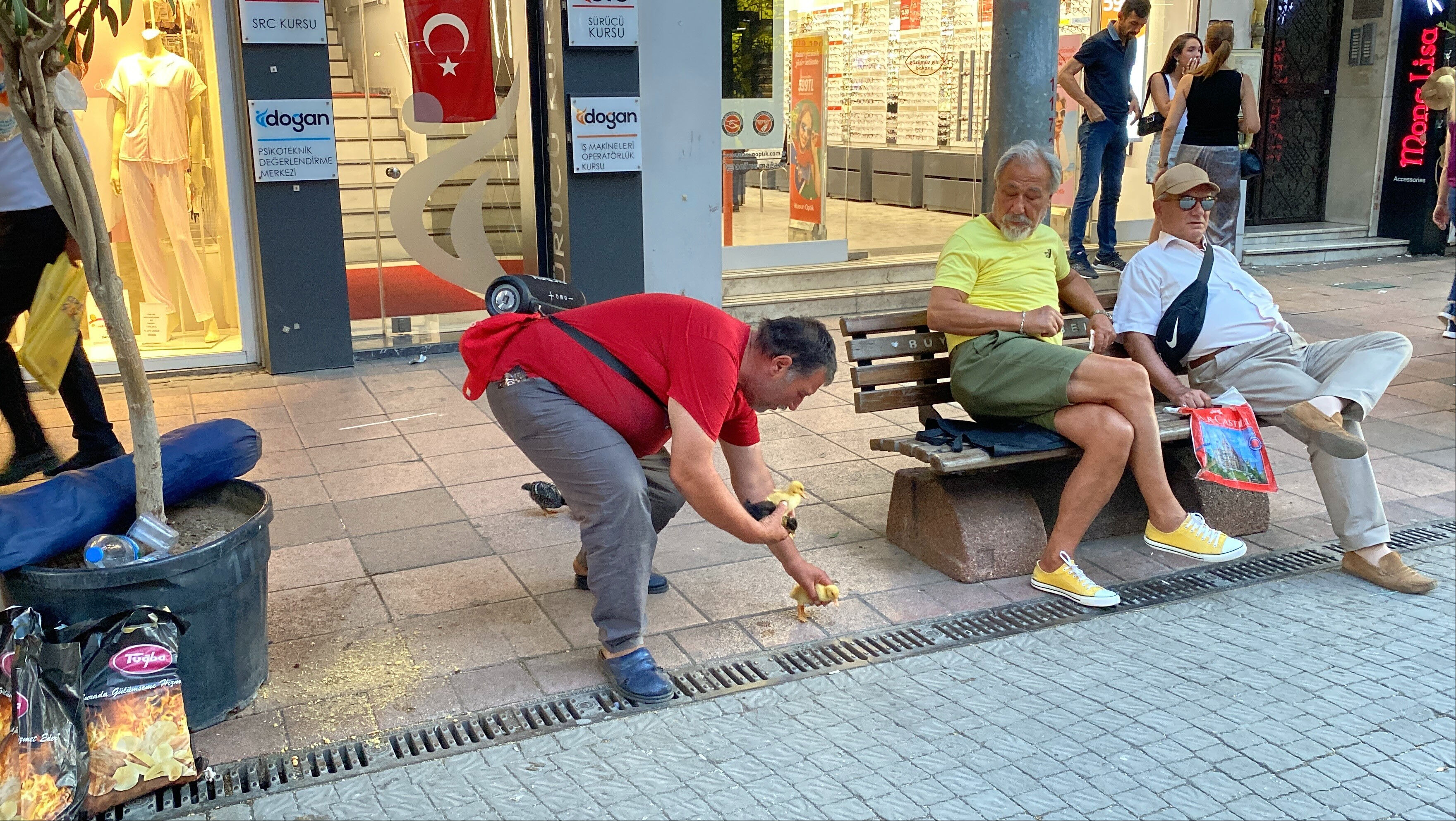 Gören dönüp bir daha bakıyor! 25 yıldır bu şekilde yaşıyor: Tek bir hayali var.... - 3. Resim