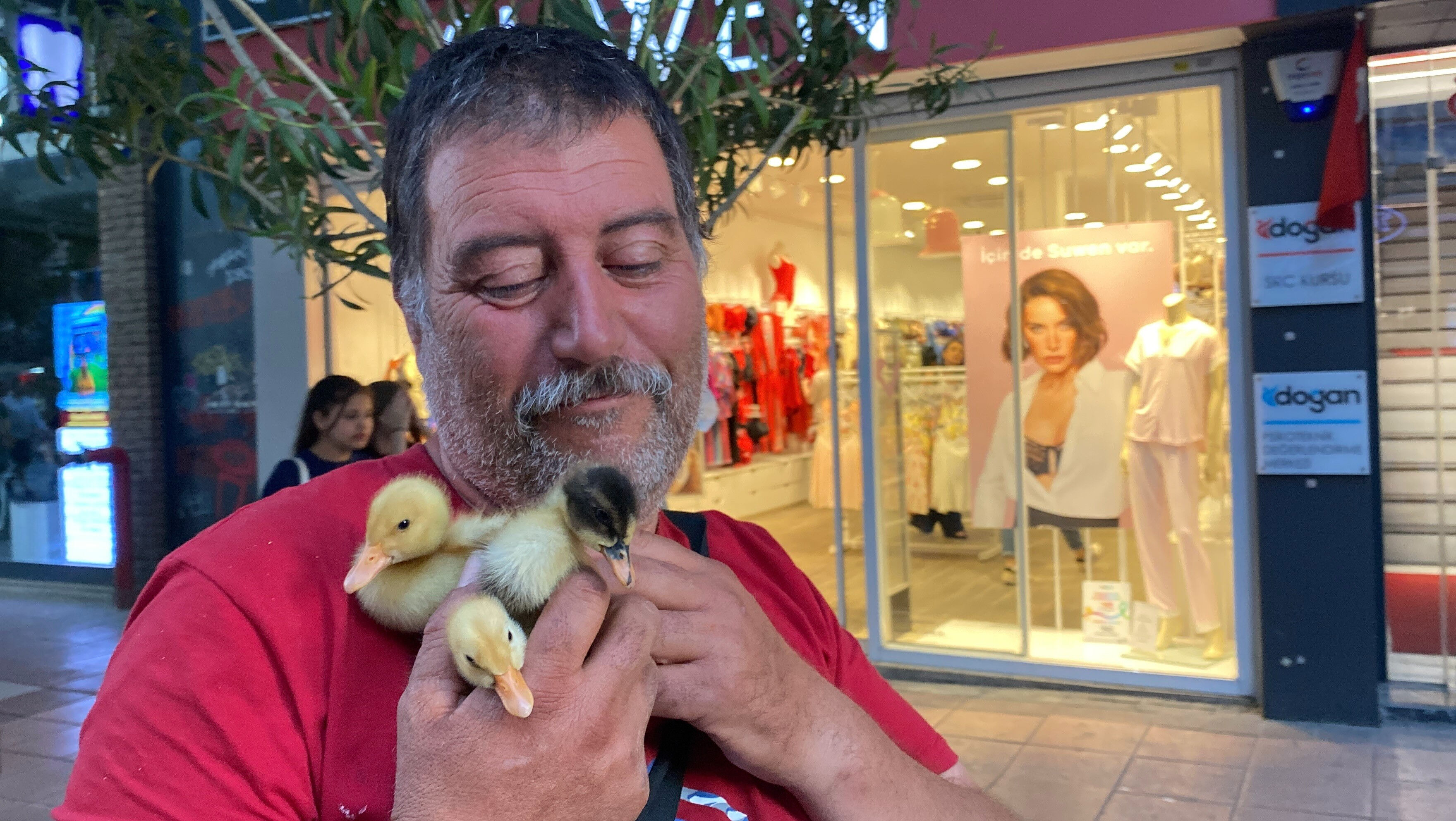 Gören dönüp bir daha bakıyor! 25 yıldır bu şekilde yaşıyor: Tek bir hayali var.... - 4. Resim