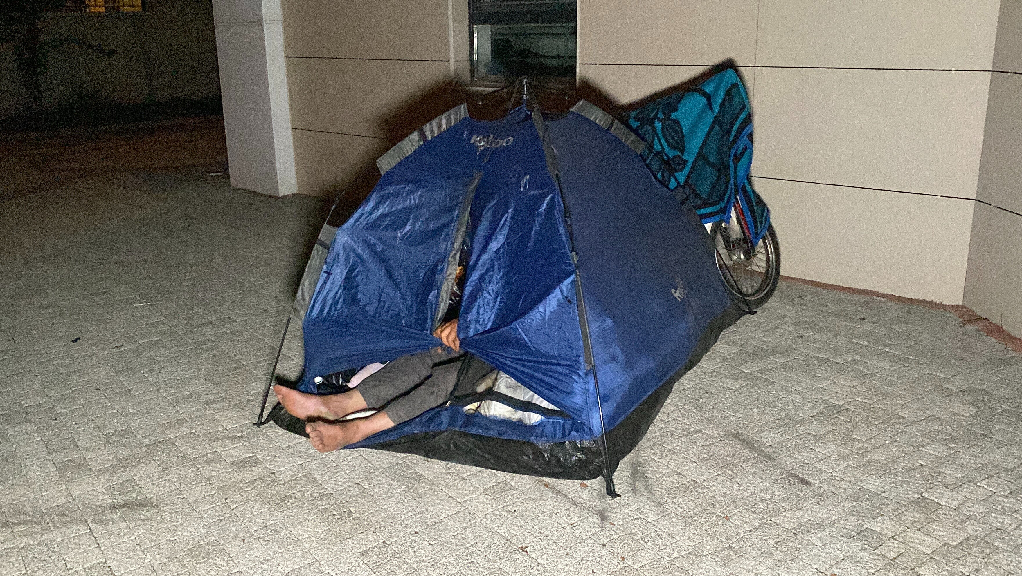 Gören dönüp bir daha bakıyor! 25 yıldır bu şekilde yaşıyor: Tek bir hayali var.... - 5. Resim