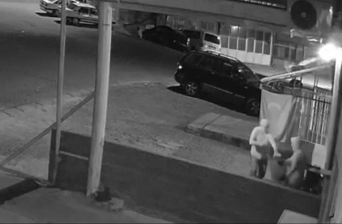 Hırsızlık için gittiği yerde dükkan sahibi karşıladı! Pes dedirten anlar kamerada - 1. Resim