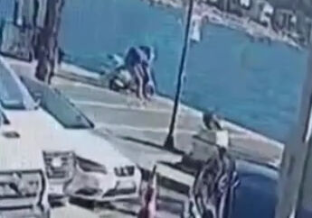 İlginç kaza anbean kamerada! Motosikletli denize böyle uçtu - 1. Resim