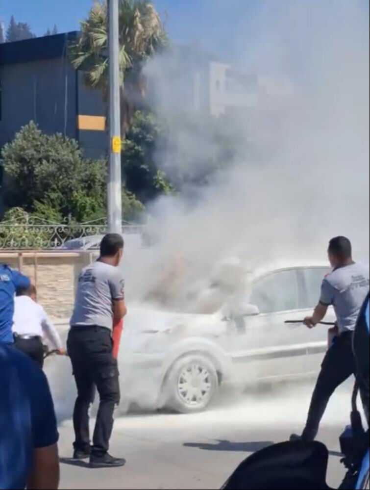 İskenderun'da panik anları! Park halindeki otomobil alev alev yandı - 2. Resim
