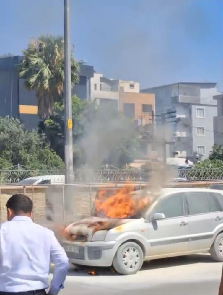 İskenderun'da panik anları! Park halindeki otomobil alev alev yandı - 1. Resim