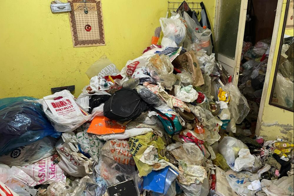 Kötü koku tüm sokağı kapladı, komşular dayanamadı! Çöp evden büyük dram çıktı Kötü koku tüm sokağı kapladı, komşular dayanamadı! Çöp evden büyük dram çıktı - 1. Resim