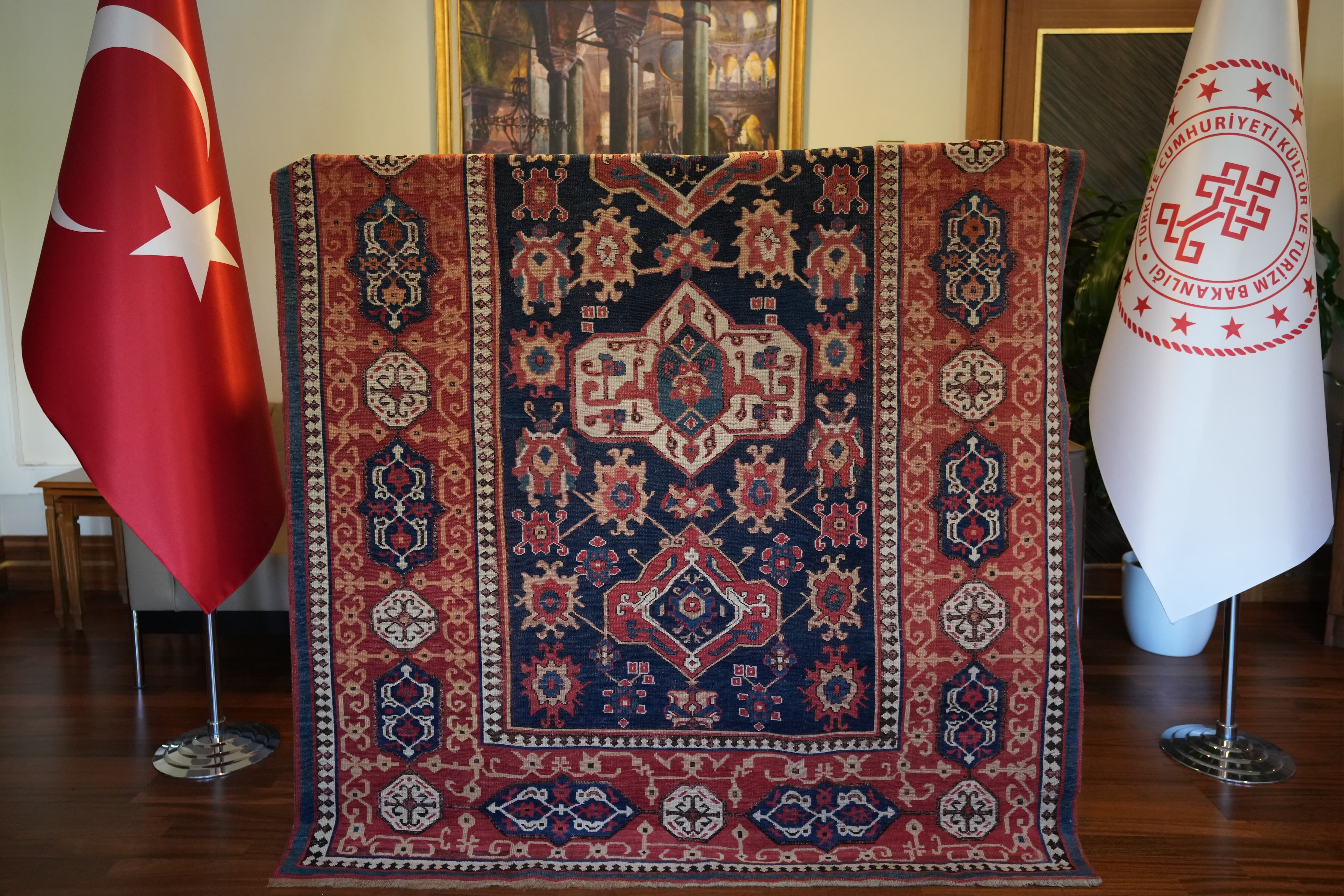 Müze gezerken fark etti tarihî halıyı iade etti! İtalyan koleksiyoncunun satın aldığı 5 asırlık eser Türkiye’de - 3. Resim