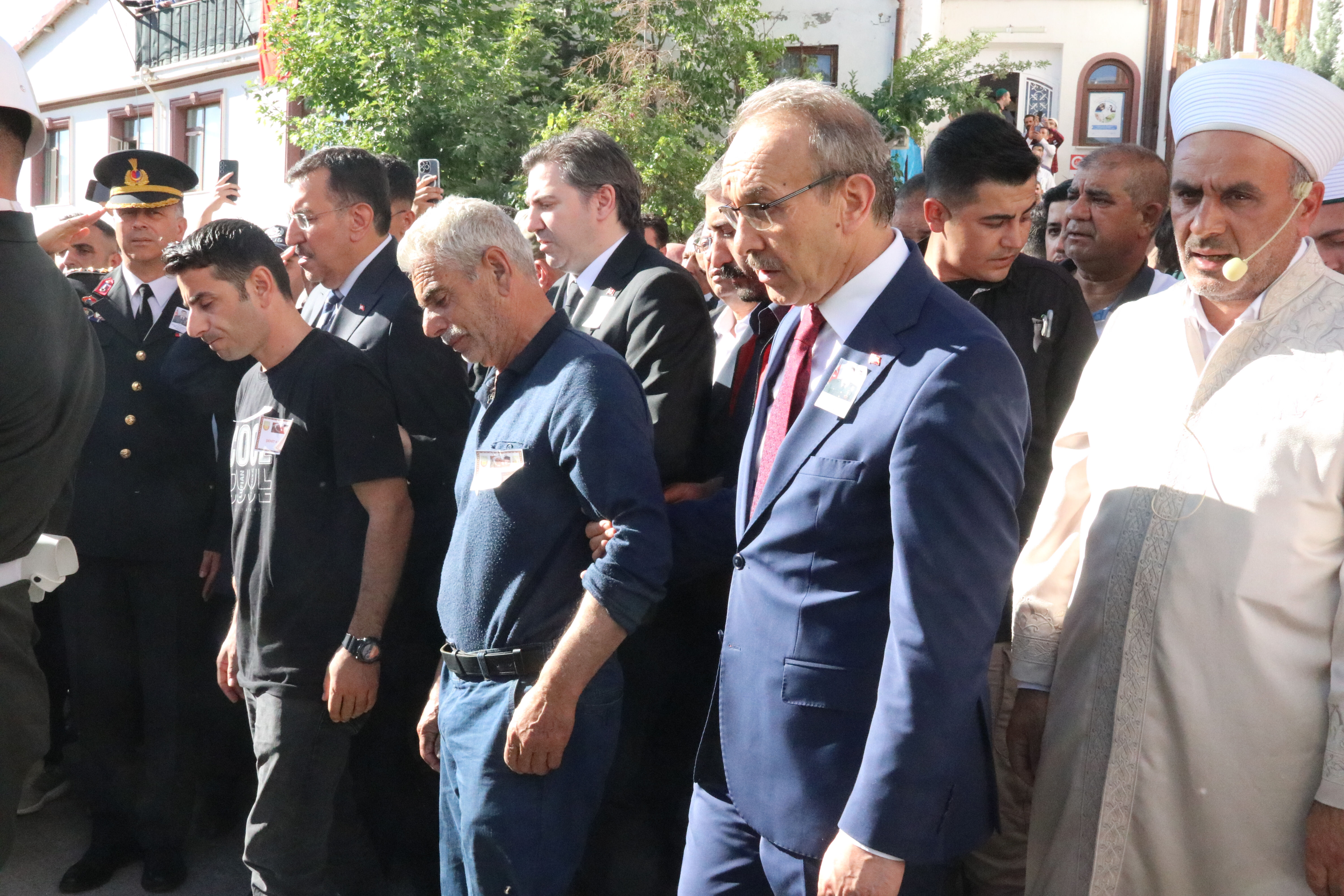 Şehit askerlerimiz için memleketlerinde son görev! Gözyaşlarıyla uğurlandılar, kahramanlara son veda yürek dağladı - 3. Resim