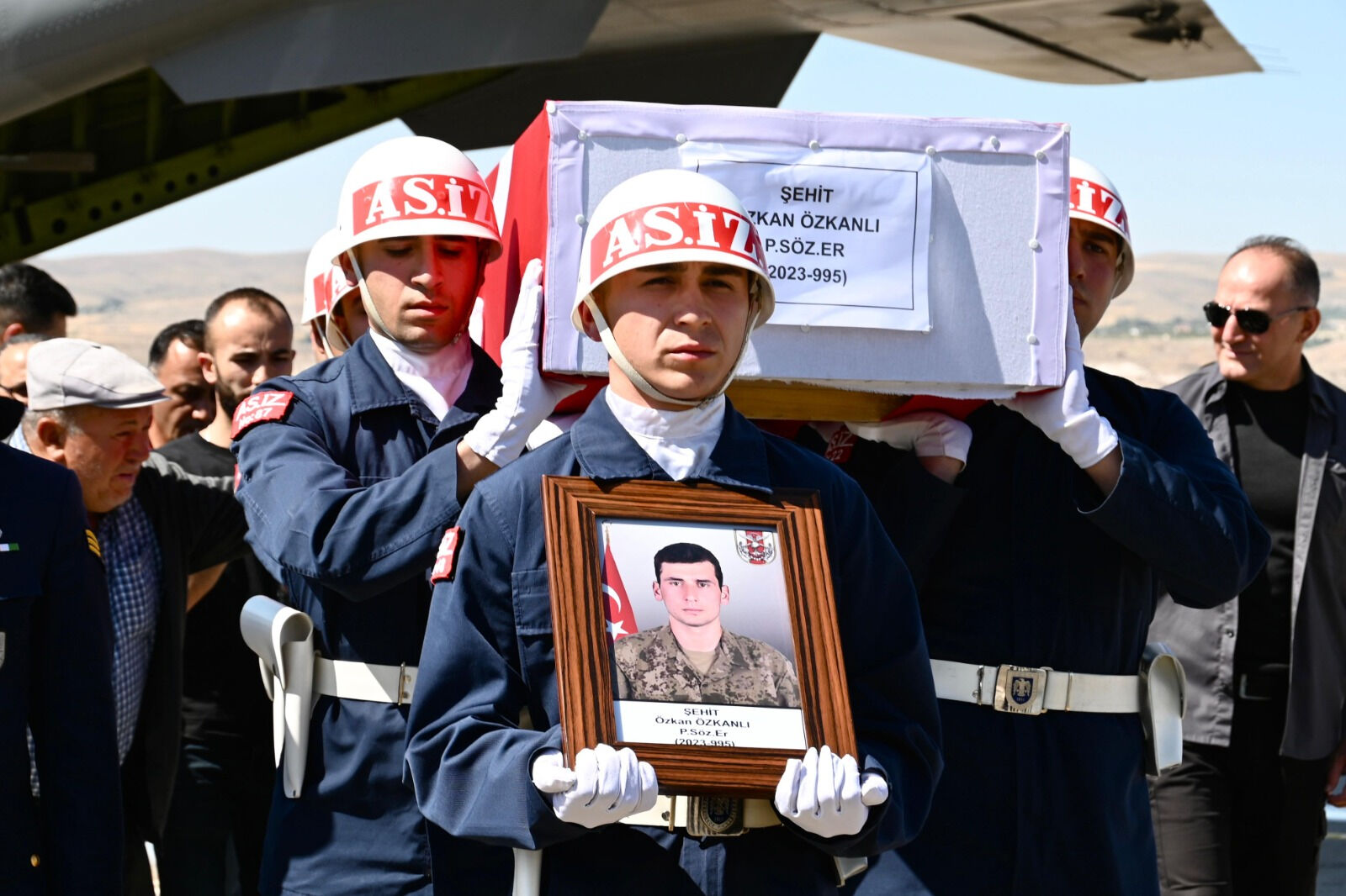 Şehit askerlerimiz için memleketlerinde son görev! Gözyaşlarıyla uğurlandılar, kahramanlara son veda yürek dağladı - 10. Resim