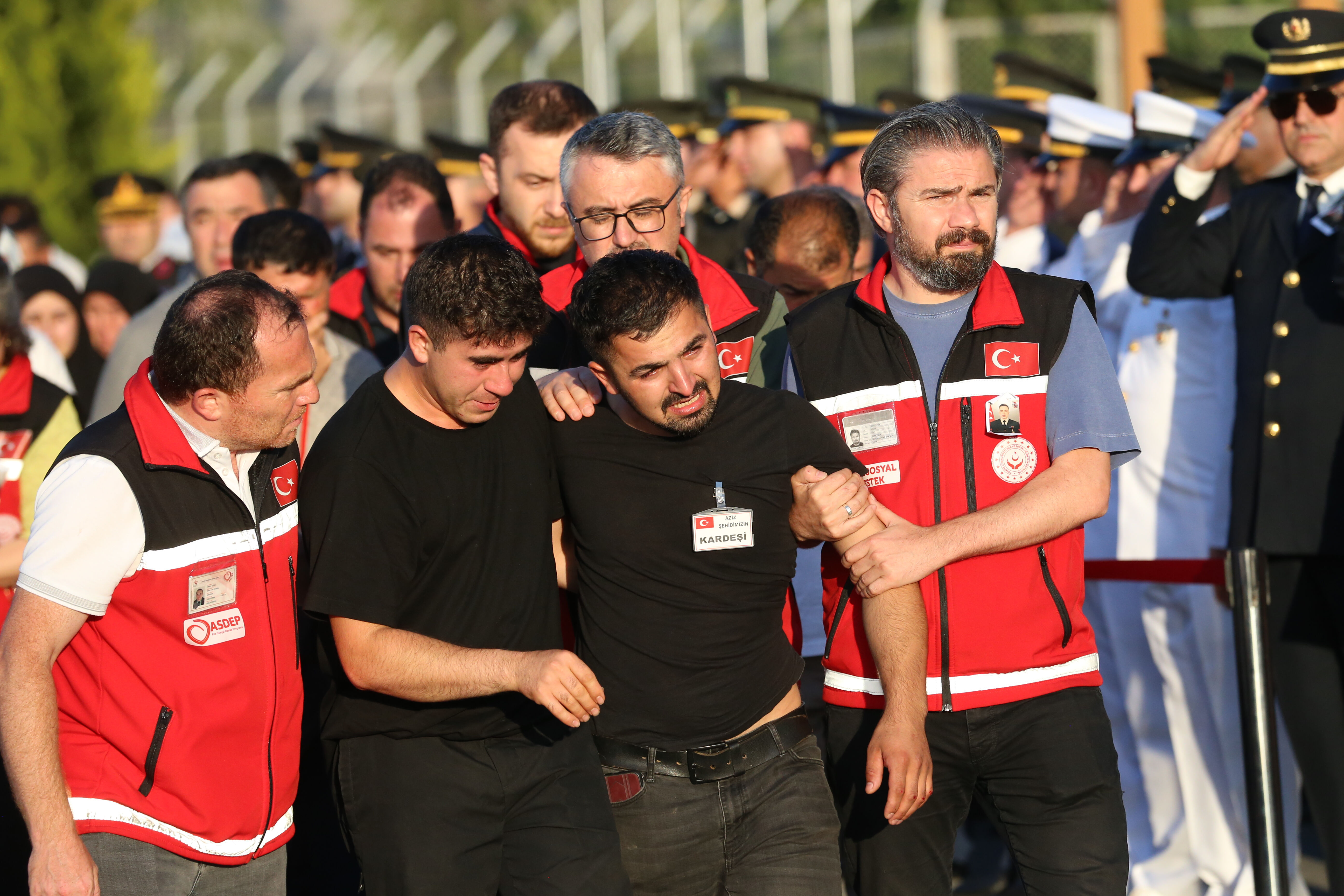 Şehit askerlerimiz için memleketlerinde son görev! Gözyaşlarıyla uğurlandılar, kahramanlara son veda yürek dağladı - 14. Resim