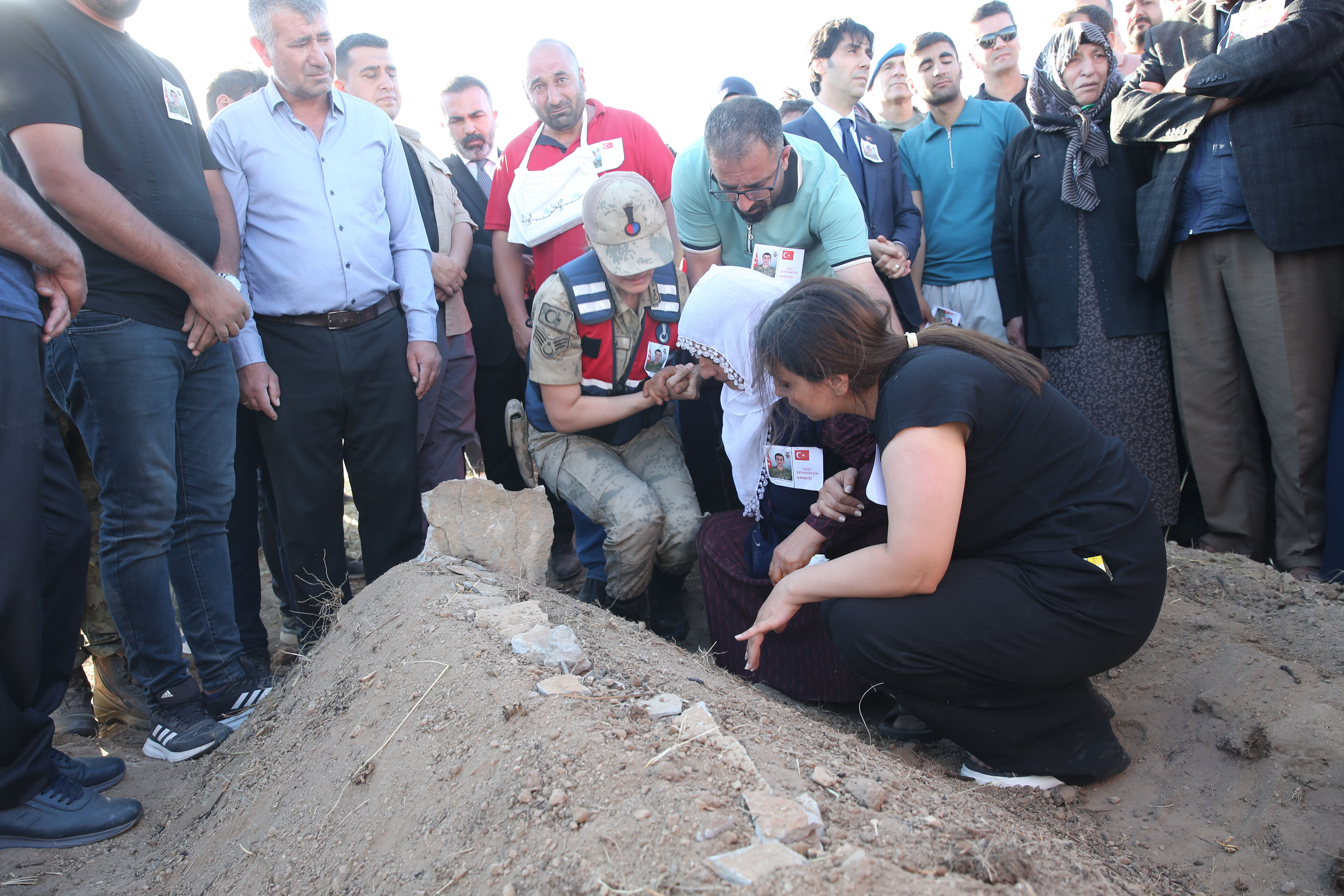 Şehit askerlerimiz için memleketlerinde son görev! Gözyaşlarıyla uğurlandılar, kahramanlara son veda yürek dağladı - 9. Resim