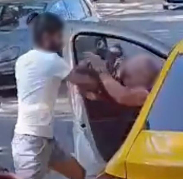 Taksiciye kaskla saldırdı, dayağı yiyince neye uğradığını şaşırdı! Trafikte dehşet kamerada - 2. Resim