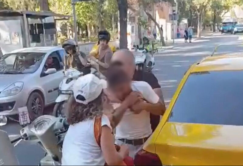 Taksiciye kaskla saldırdı, dayağı yiyince neye uğradığını şaşırdı! Trafikte dehşet kamerada - 1. Resim