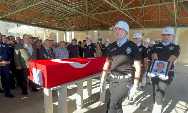 Trafik kazasında ölen polis memuru Bilal Çam defnedildi - 2. Resim