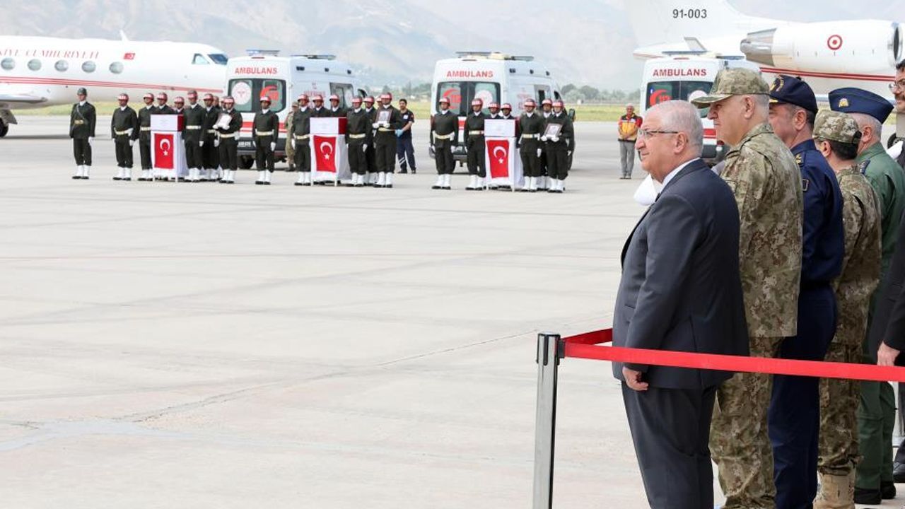 Türkiye hüzne boğuldu! Şehitlerimizin naaşları törenle memleketlerine uğurlandı Türkiye hüzne boğuldu! Şehitlerimizin naaşları törenle memleketlerine uğurlandı
