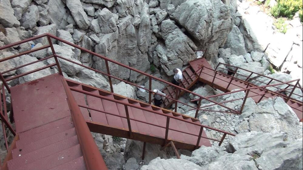 Yazın bile kar var, derinliği 40 metre! Yaz aylarında oraya koşuyorlar - 2. Resim