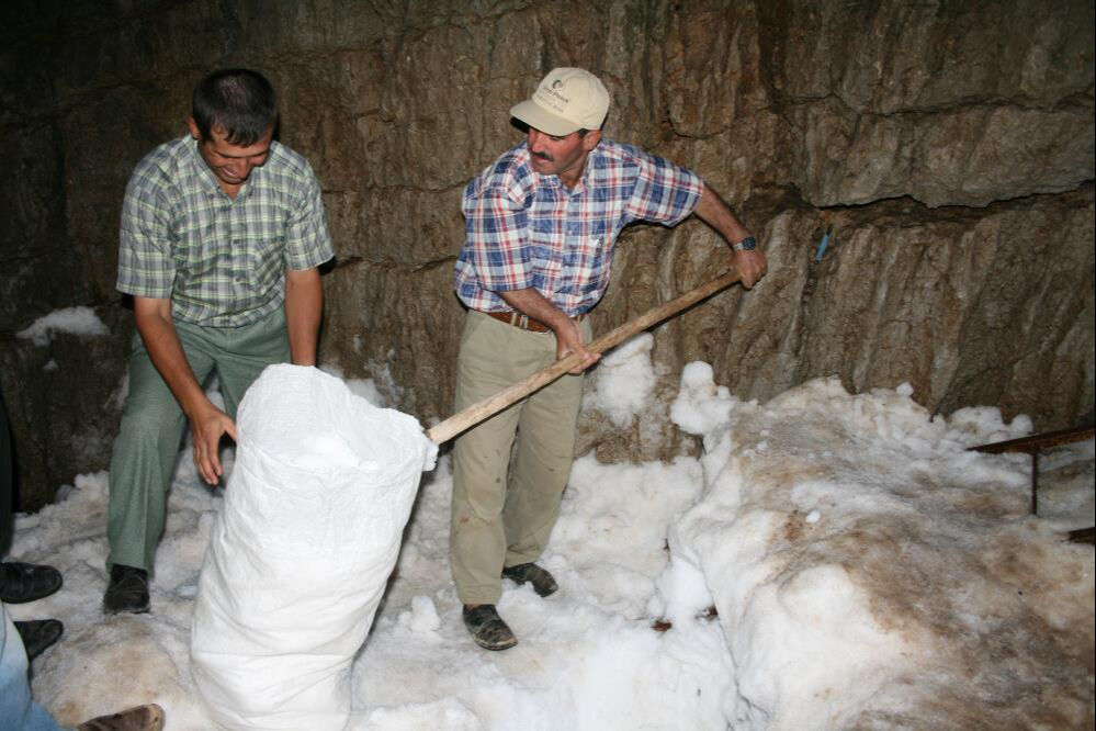 Yazın bile kar var, derinliği 40 metre! Yaz aylarında oraya koşuyorlar - 5. Resim