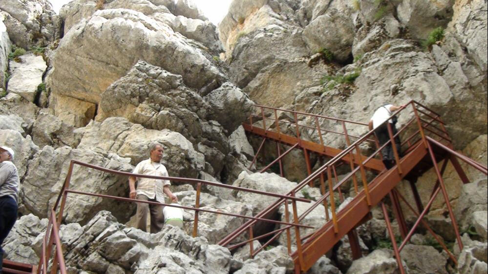 Yazın bile kar var, derinliği 40 metre! Yaz aylarında oraya koşuyorlar - 1. Resim