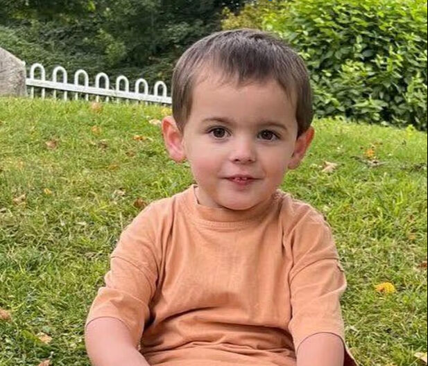 Yürek burkan olay! 4 yaşındaki çocuğun üzerine mezar taşı düştü - 1. Resim