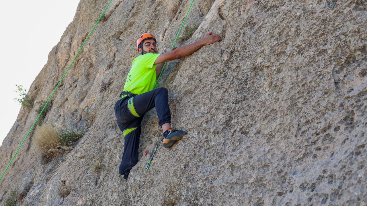 18 metreyi tek ayakla tamamladı: Şimdi zirveleri zorluyor 18 metreyi tek ayakla tamamladı: Şimdi zirveleri zorluyor