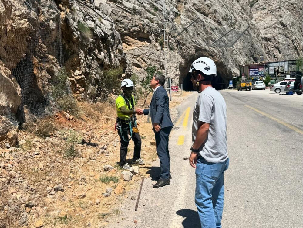 1870'li yıllarda yapılmaya başlandı! Dünyanın en zorlu yollarından biri... Kayalar düşünce ulaşıma kapandı - 1. Resim