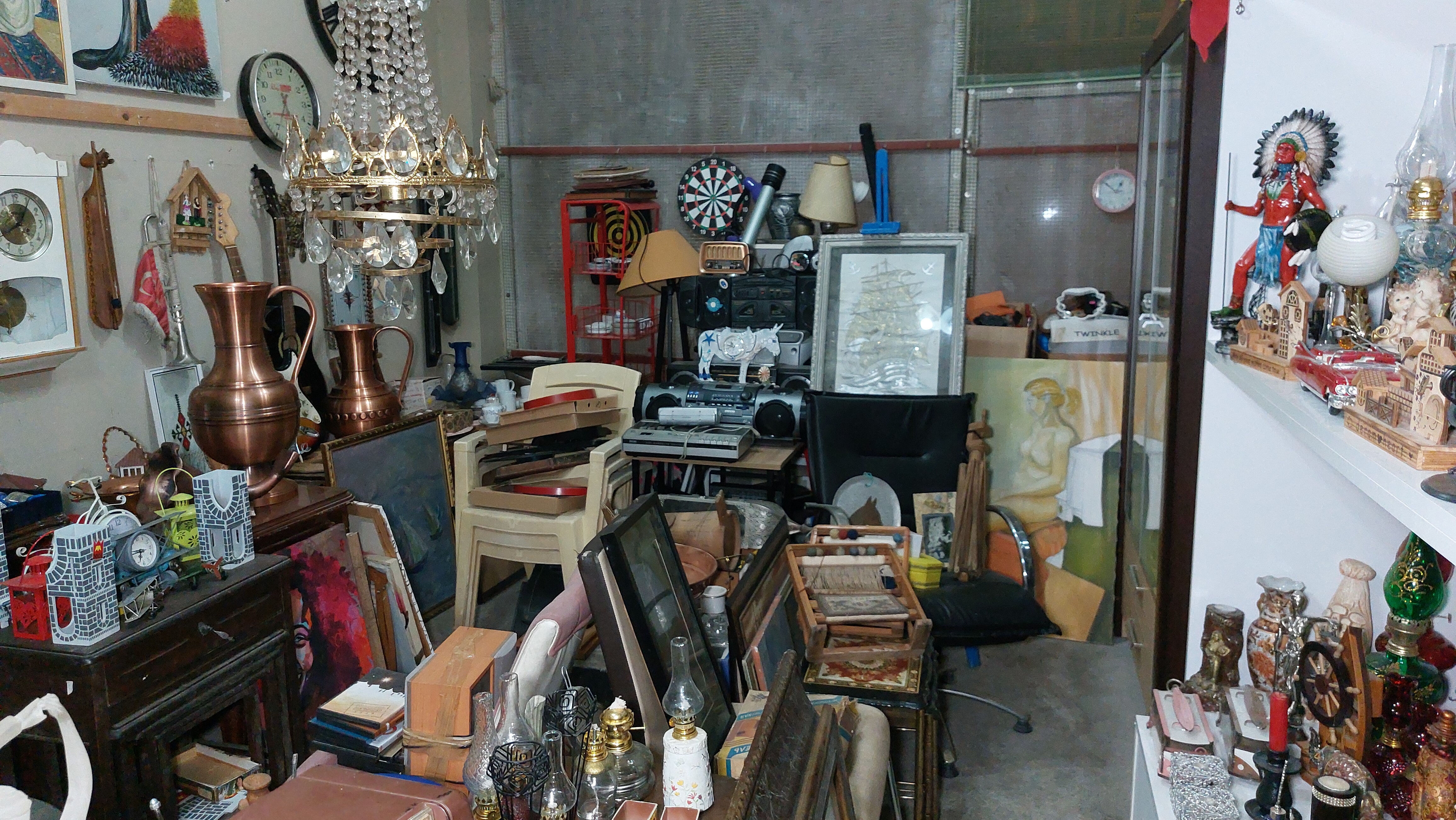 4 odalı dükkanda iğne atsan yere düşmez! 300 bin ürünlük koleksiyon için 