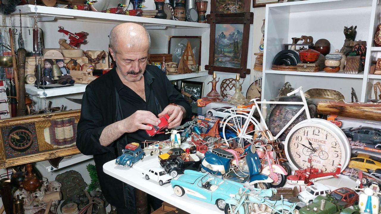 4 odalı dükkanda iğne atsan yere düşmez! 300 bin ürünlük koleksiyon için "Bu bir tutku" diyor 4 odalı dükkanda iğne atsan yere düşmez! 300 bin ürünlük koleksiyon için "Bu bir tutku" diyor