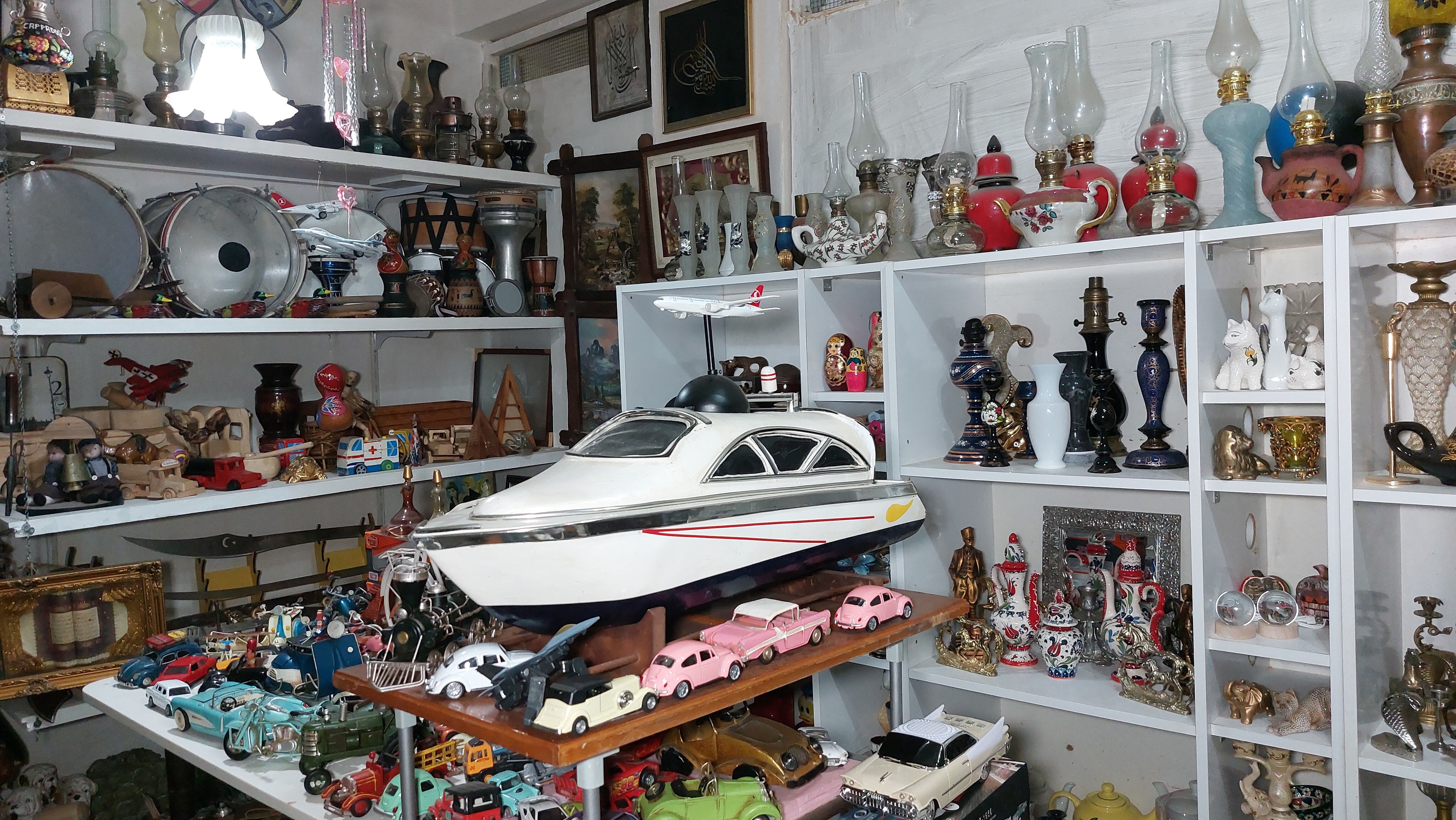 4 odalı dükkanda iğne atsan yere düşmez! 300 bin ürünlük koleksiyon için 