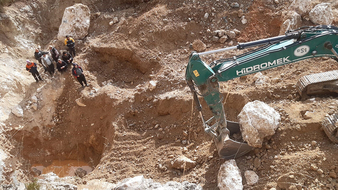 65 yılın en kurak yılında su sevinci! Depremde kuruyan kuyuyu ortaya çıkardılar - 4. Resim