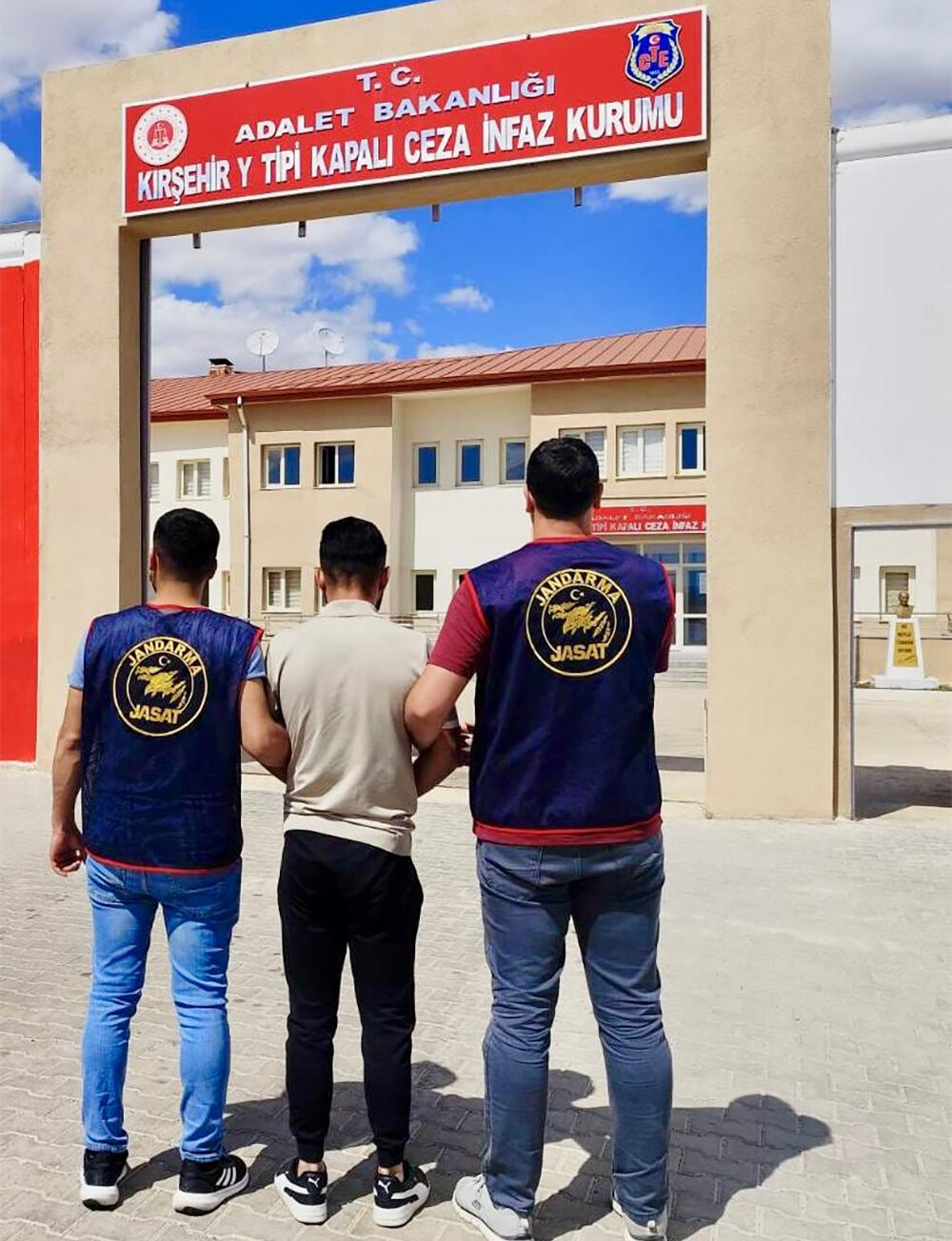 8 yıl 9 ay hapis cezasıyla aranıyordu! Balkondan kaçtı, bodrumda yakalandı - 1. Resim