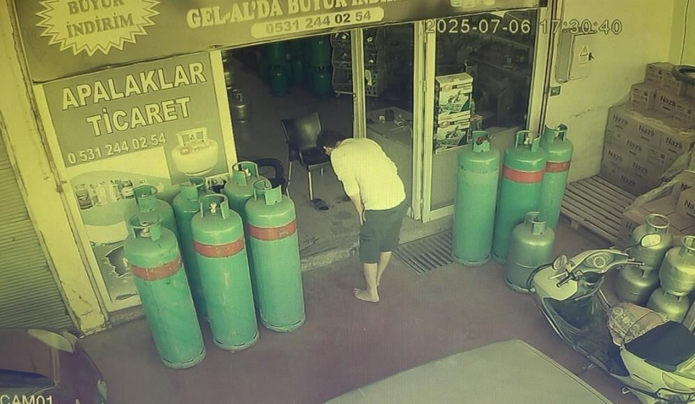 Antalya'da esnafın yılan paniği kamerada! "Kalbim ile midem birbirine yapıştı" - 3. Resim