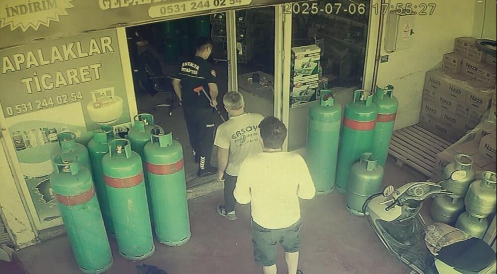 Antalya'da esnafın yılan paniği kamerada! "Kalbim ile midem birbirine yapıştı" - 1. Resim