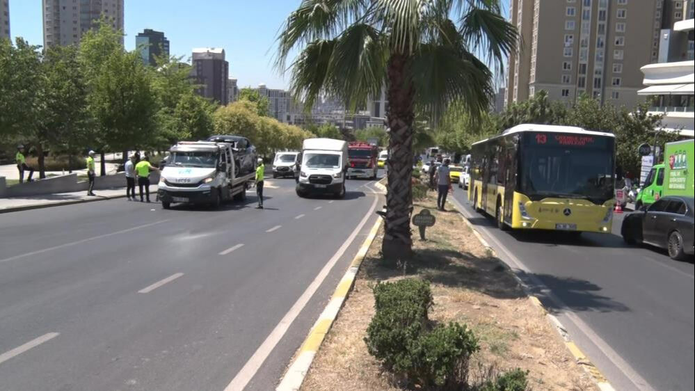 Ataşehir'de korkutan kaza! Ağaça çarpan otomobil karşı şeride geçti: 4 yaralı - 1. Resim