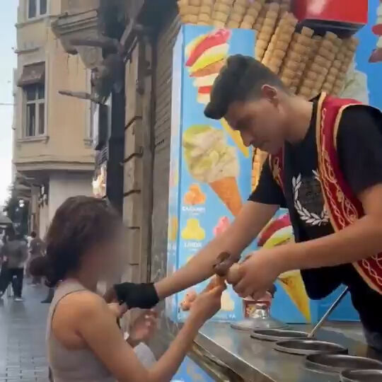 Beyoğlu'nda skandal görüntüler: Kadın turiste tacize tepki yağdı! Dondurmacı hemen mühürlendi - 1. Resim