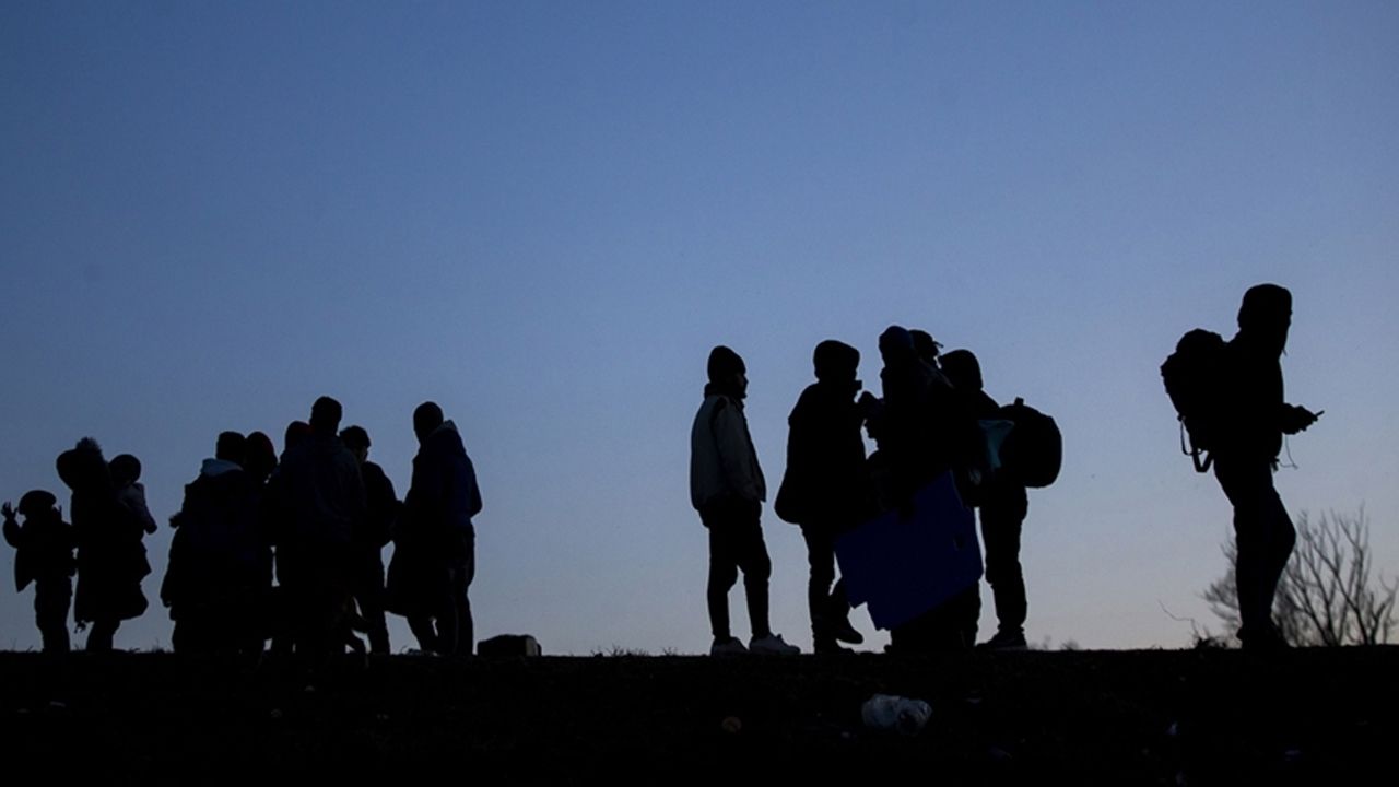 Çanakkale'de göçmen kaçakçılığı yapan 3 kişi tutuklandı Çanakkale'de göçmen kaçakçılığı yapan 3 kişi tutuklandı